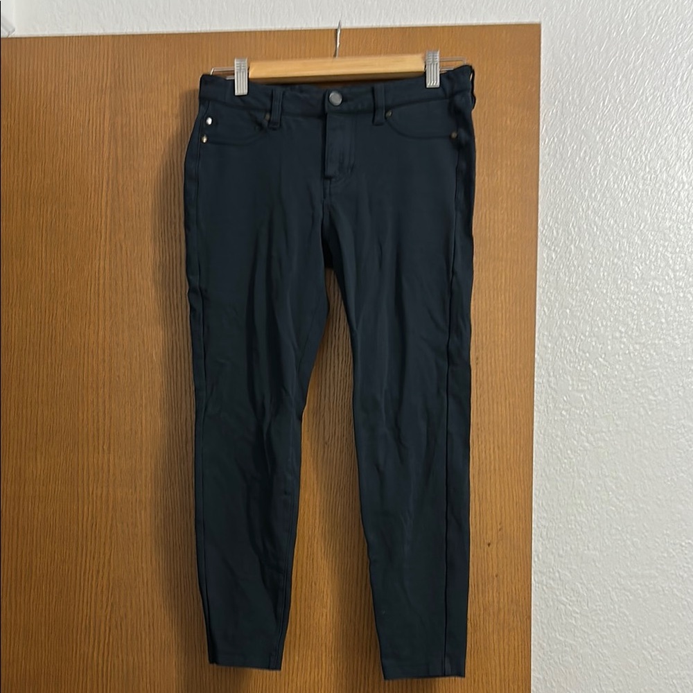 Black Skinny Pants with Textured Fabric and Tapered Fit